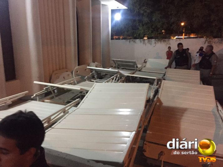 As camas foram apreendidas e levadas para a delegacia em Sousa (Foto: DS)