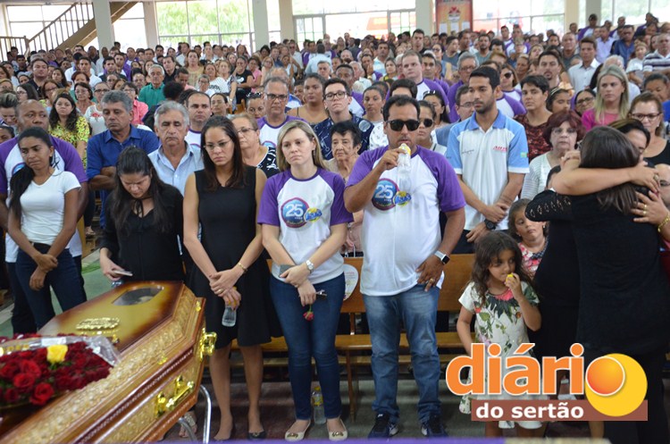 Vazam fotos dos corpos de Cristiano Araújo e Allana Moraes antes do velório;  internautas ficam revoltados