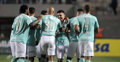 Palmeiras goleia o CSA por 6 a 2 no Pacaembu e continua na cola do