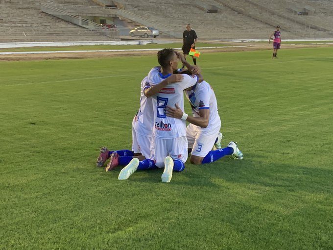 Ônibus com time de futebol pega fogo durante viagem para jogo do Campeonato  Paraibano, Paraíba