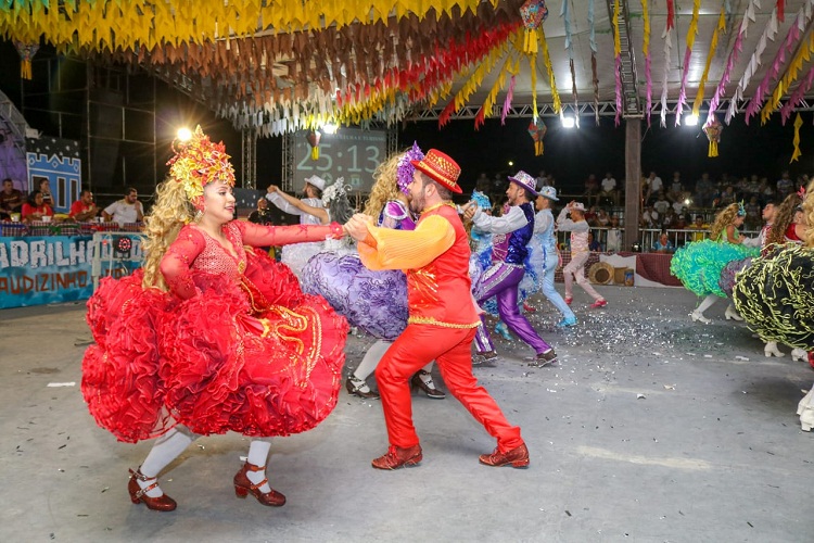 VÍDEO Componentes de tradicional quadrilha junina do CE falam da