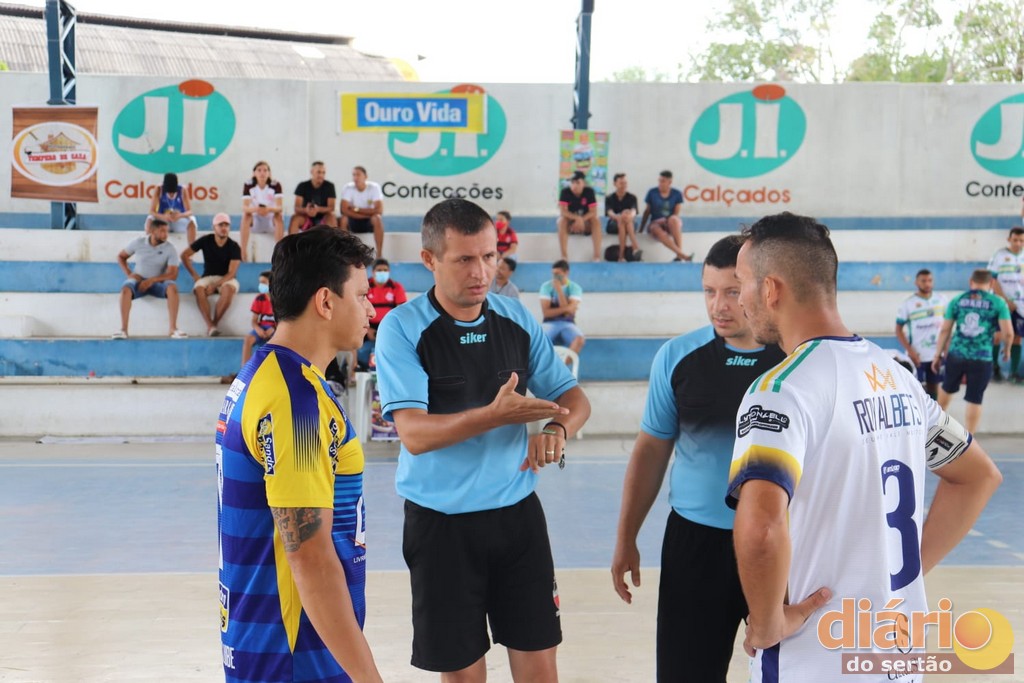 Campo de futebol na tela do telefone inteligente e bola no estádio de  futebol. conceito de futebol online. banner online de apostas esportivas.