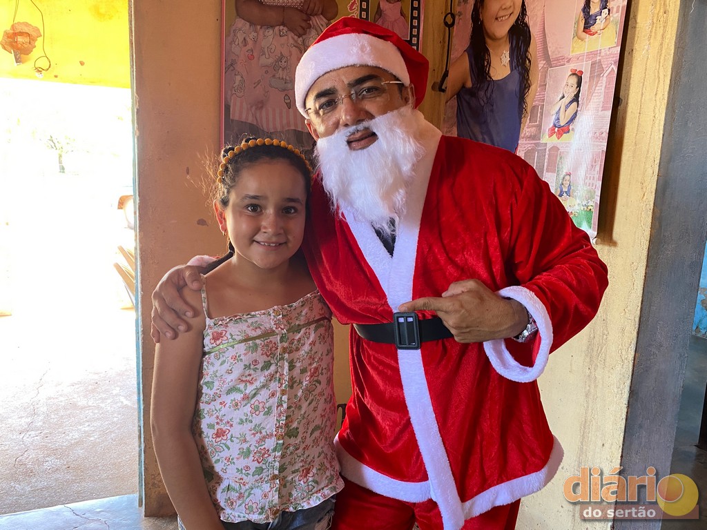 VÍDEO: Papai Noel da TV Diário do Sertão vai até Triunfo entregar presente  de blogueira para menina de 10 anos - Diário do Sertão