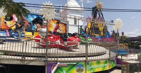 Vídeo: brinquedo parte ao meio em parque de diversões no Ceará