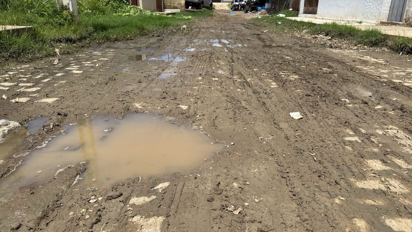 Rua Jonas Azêvedo Campos, no Bairro Jardim Oásis (Foto: Fernanda Layse/TV Diário do Sertão)