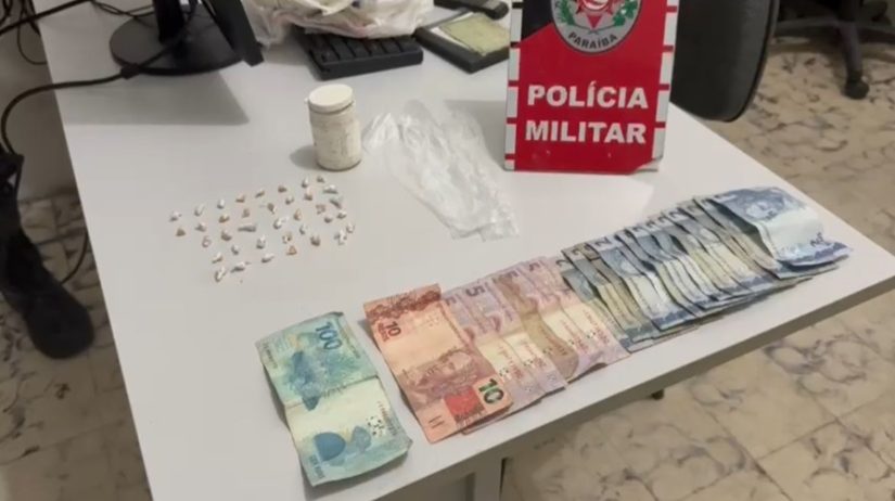 Apreensão de 37 pedras de crack e quantia em dinheiro em Pombal (Foto: Reprodução)